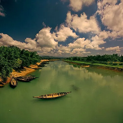 বাংলাদেশের নদীতে নৌকার প্রতিনিধিত্বমূলক ছবি; রামগড় উপজেলা লেকের ছবি নয়